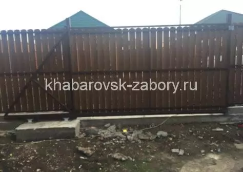 забор из дерева евроштакетника