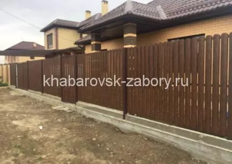 забор из евроштакетника под дерево